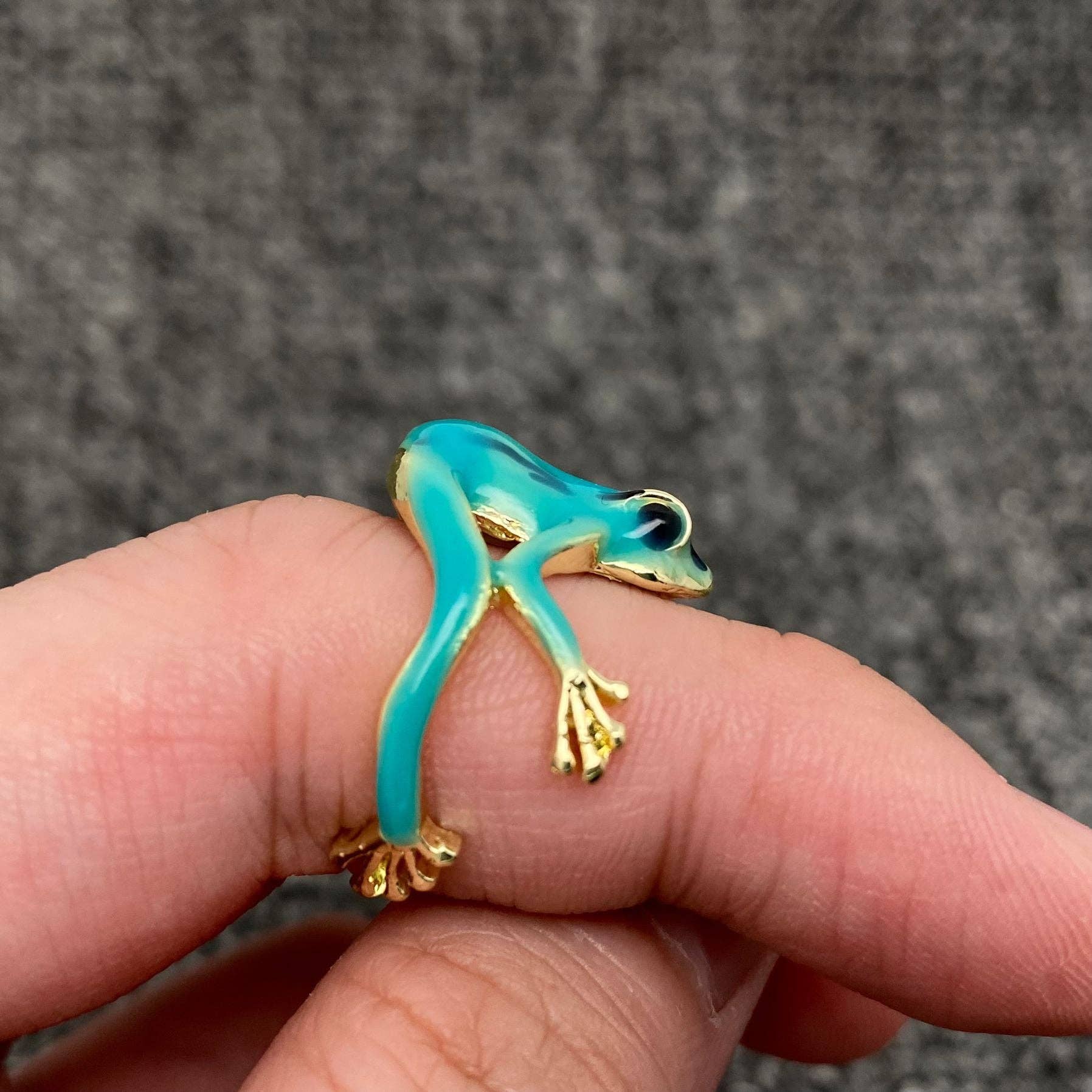 Mio Queena – wholesale Cocktail/statement ring – Funny Enamel Tree Frog Ring1