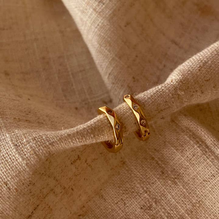 NISÍ - Wholesale Huggie Earrings - Dainty Diamond Huggies