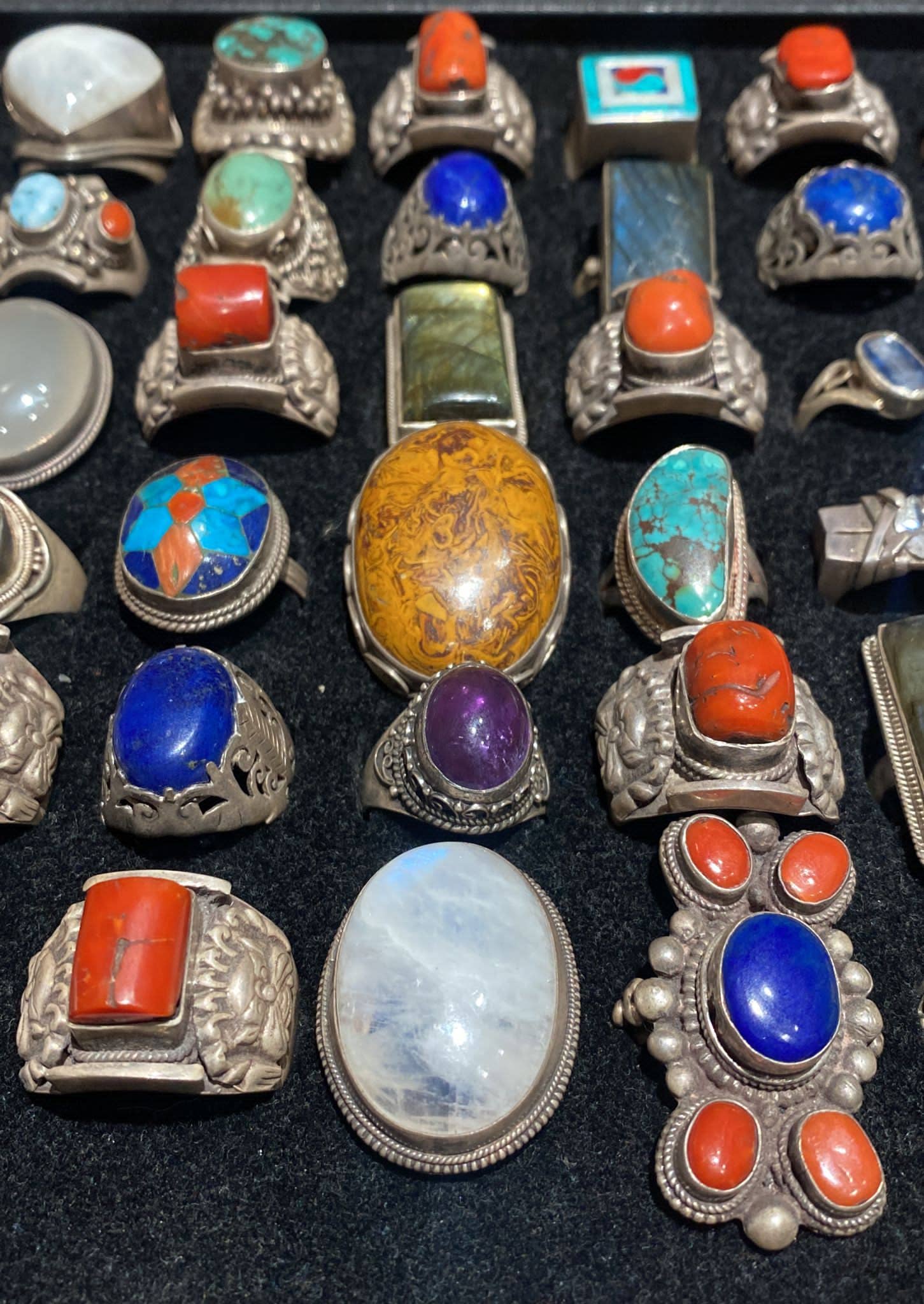 Katmandu Trading Co. – Großhandel Cocktail-/Statement-Ring – Ring aus Sterlingsilber mit verschiedenen Halbedelsteinen (XXL)2