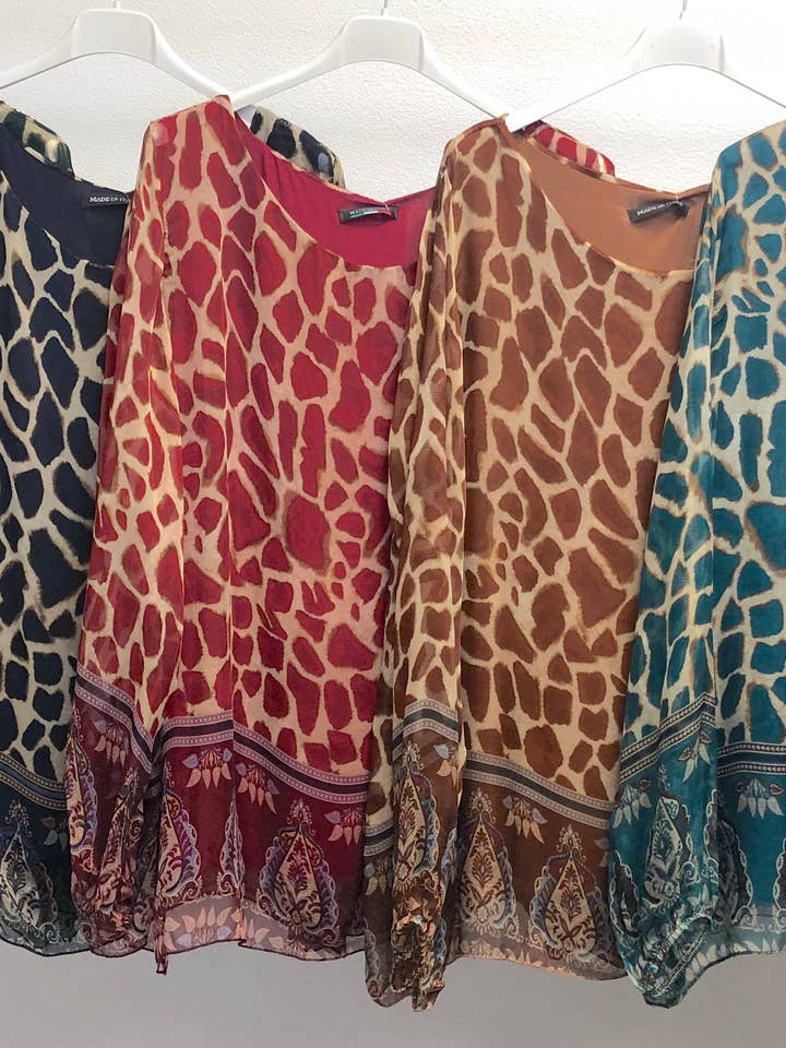 Top de seda con estampado de jirafas y cachemira para venta al por mayor de Look Mode Usa