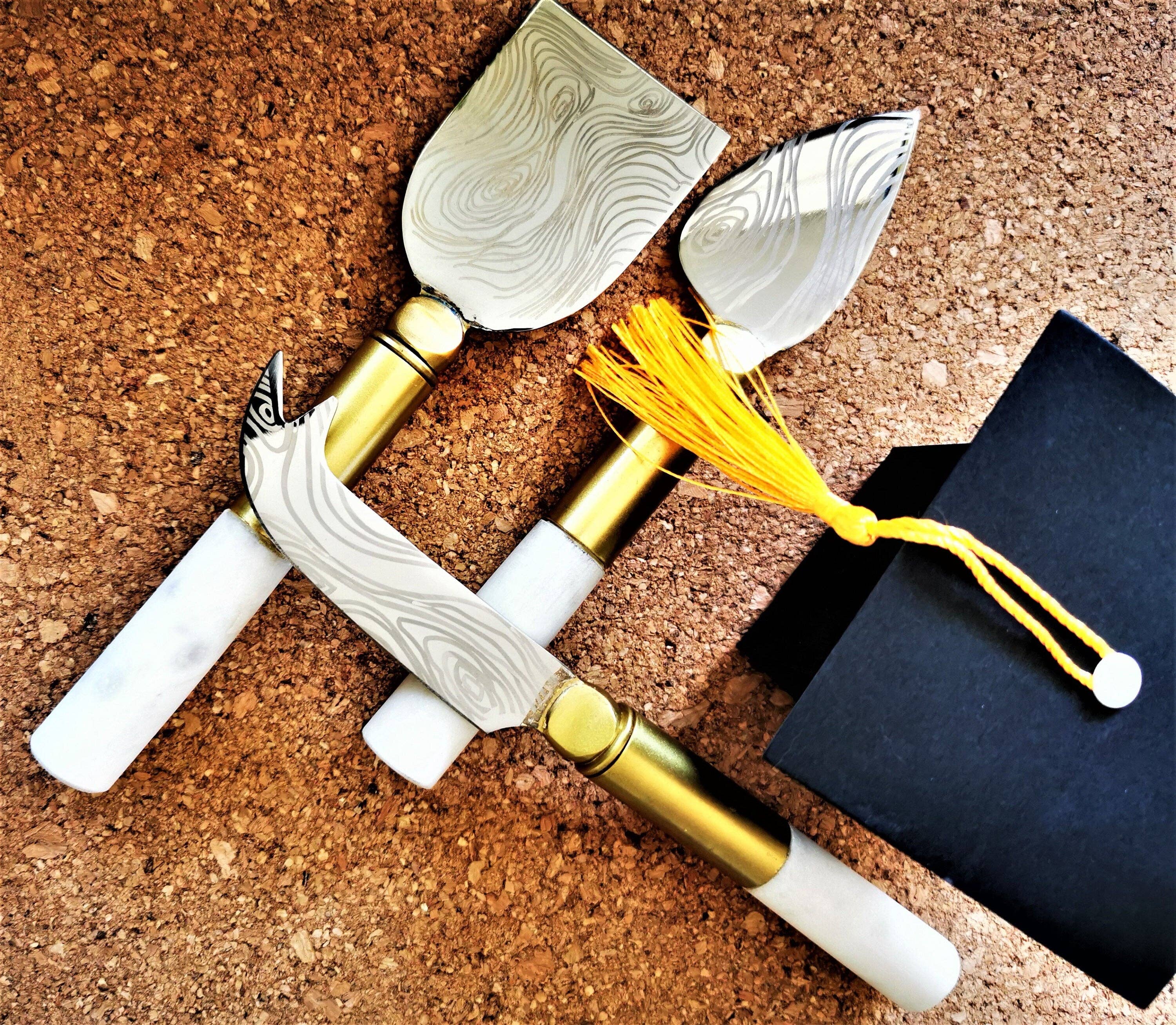 Gibb & Daan - Vente Couteaux à fromage - Poignées en marbre blanc et laiton, ensemble de couteaux à fromage gravés2