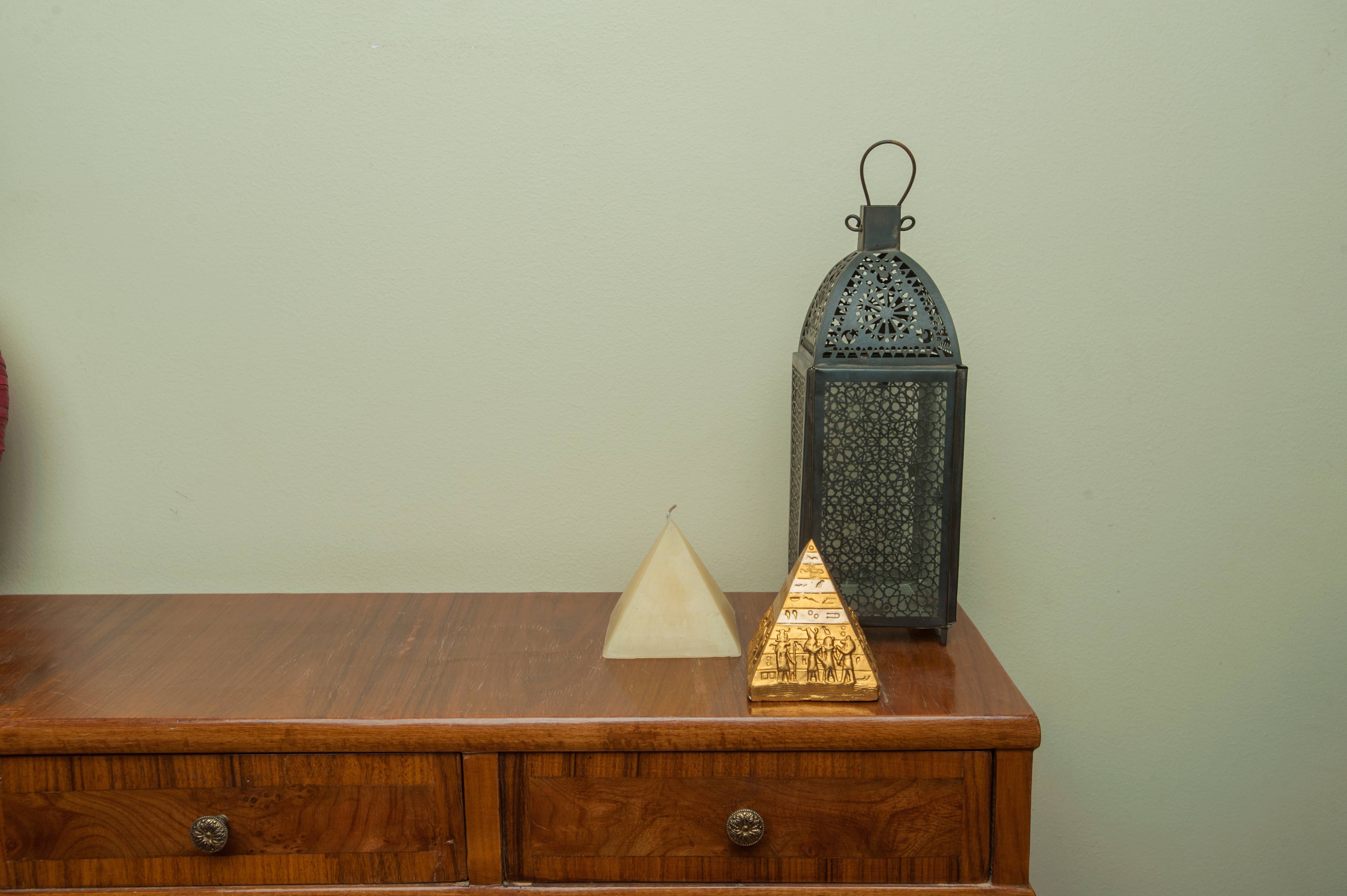 Discoveries, Inc. – Großhandel Dekofigur – Ägyptische Pyramide aus Gips in Gold - 7,6 cm6