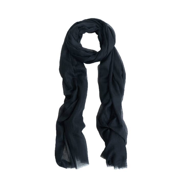 Écharpe surdimensionnée en cachemire « Featherlight » - Noir pour la vente par Lost Pattern NYC