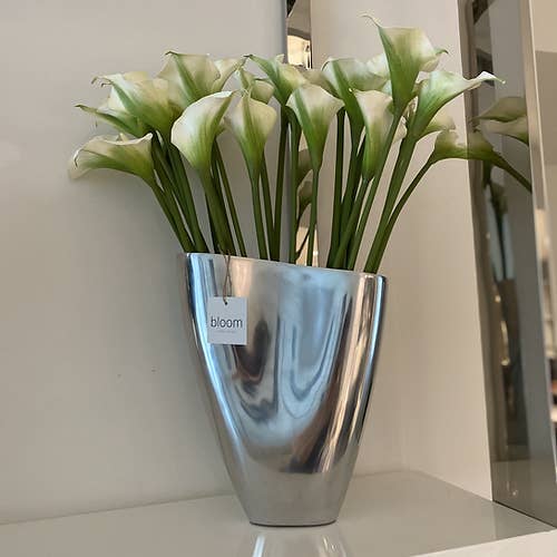 Lillies calla blanches dans un vase moderne pour la vente par Bloom Home and Design