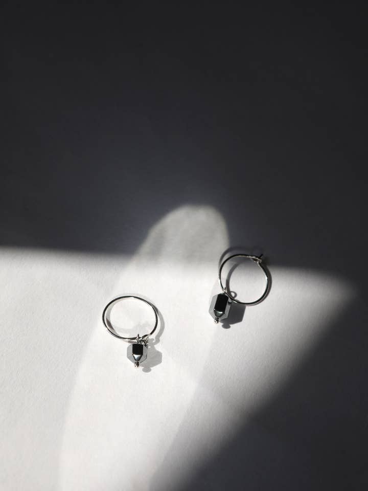 Mini créoles dépareillées avec pendentifs en hématite pour la vente par ULTIME