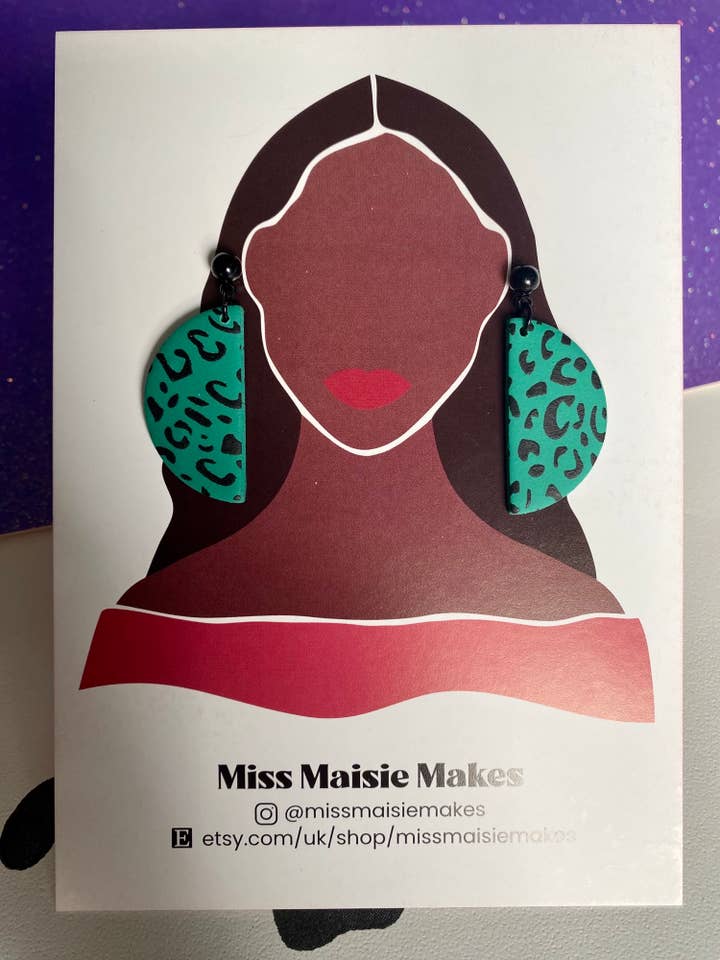 Brincos em argila polímero estampado de meio círculo leopardo - 2 cores por atacado de Miss Maisie Makes