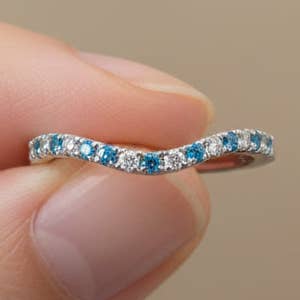 Bague en or massif 14K avec diamant et pierre de naissance aigue-marine pavée incurvée pour la vente par Triple C Diamonds