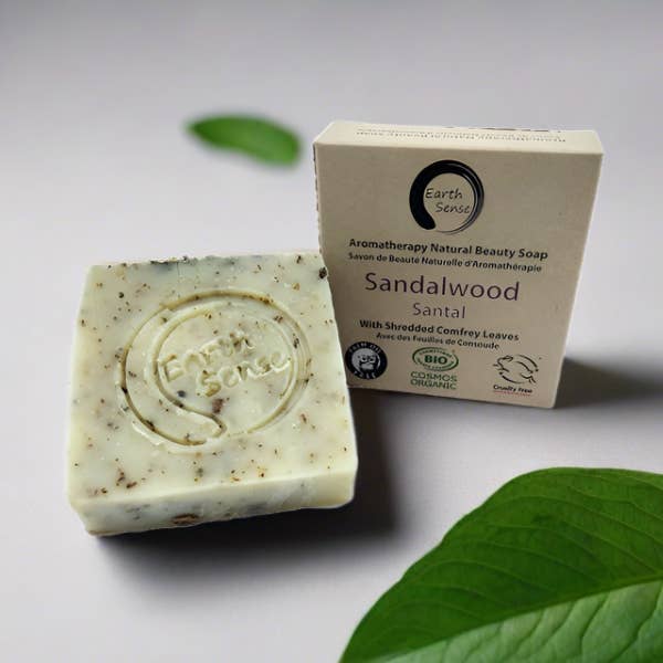 Zertifizierte Bio-Festseife - Sandelholz mit zerkleinerten Beinwellblättern 90g für den Großhandel von Earth Sense Organics SAS