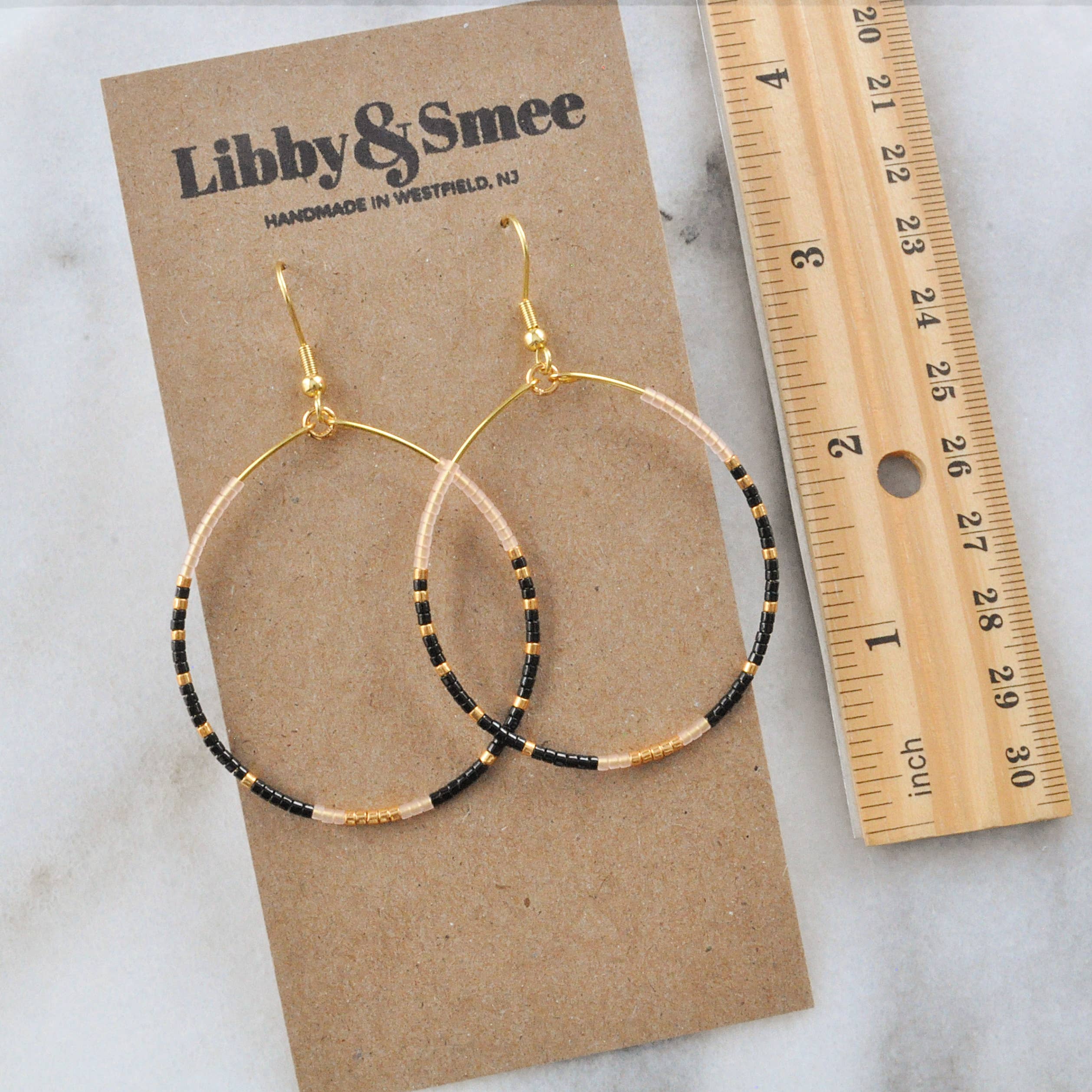 Libby & Smee – wholesale Hängande örhängen – Stora guldpärlformade dinglande hoopörhängen35