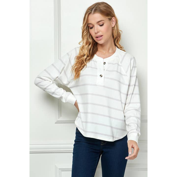 LÅNGÄRMAD RANDIG STICKAD TOPP MED KNAPP KTP114536-E-SL för wholesale av Winslow Collection