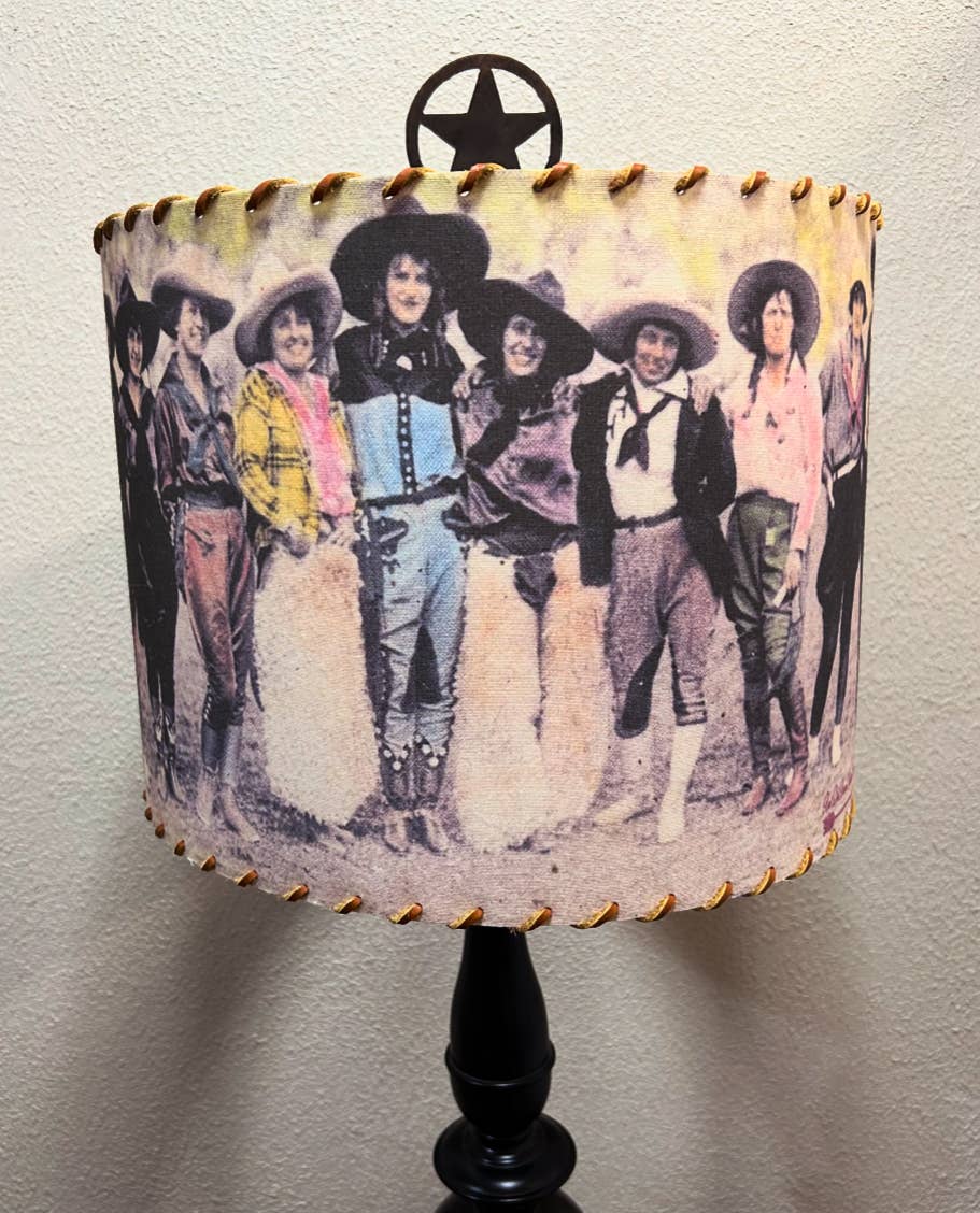 Red Dirt Ranch Clothing Company - Vente Abat-jours - Abat-jour Cowgirls in Wooly Chaps, taille L, 14 pouces