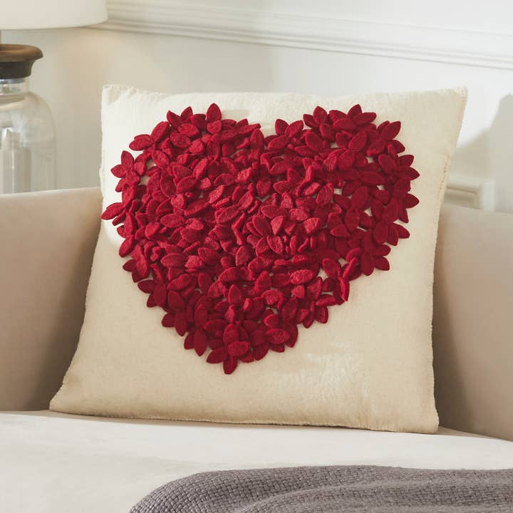 Cuscino in Lana Infeltrita a Mano - Cuore Rosso su Crema - San Valentino per la vendita all'ingrosso da parte di Arcadia Home