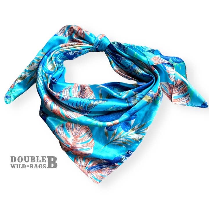 Foulard de cow-boy bleu turquoise à motifs floraux tropicaux et perroquets par Double B Wild Rags. pour la vente par Double B Wild Rags