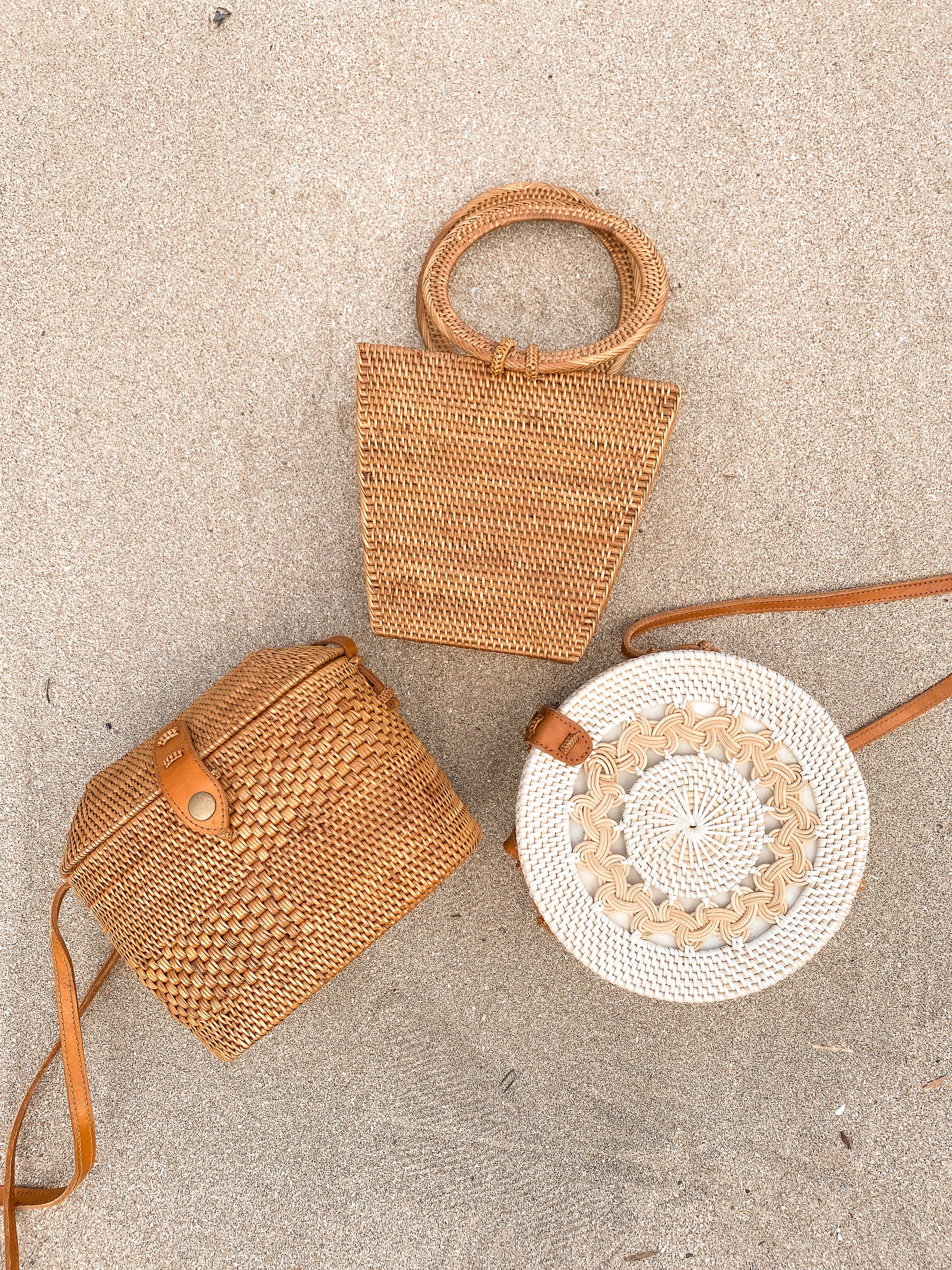The Artisan and Company – Großhandel Strandtaschen – Runde Korbtasche aus weißem Rattan1