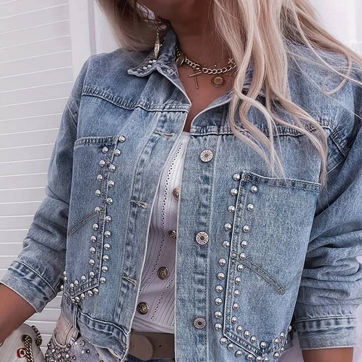 Veste en jean rivetée pour la vente par Serenity Collective