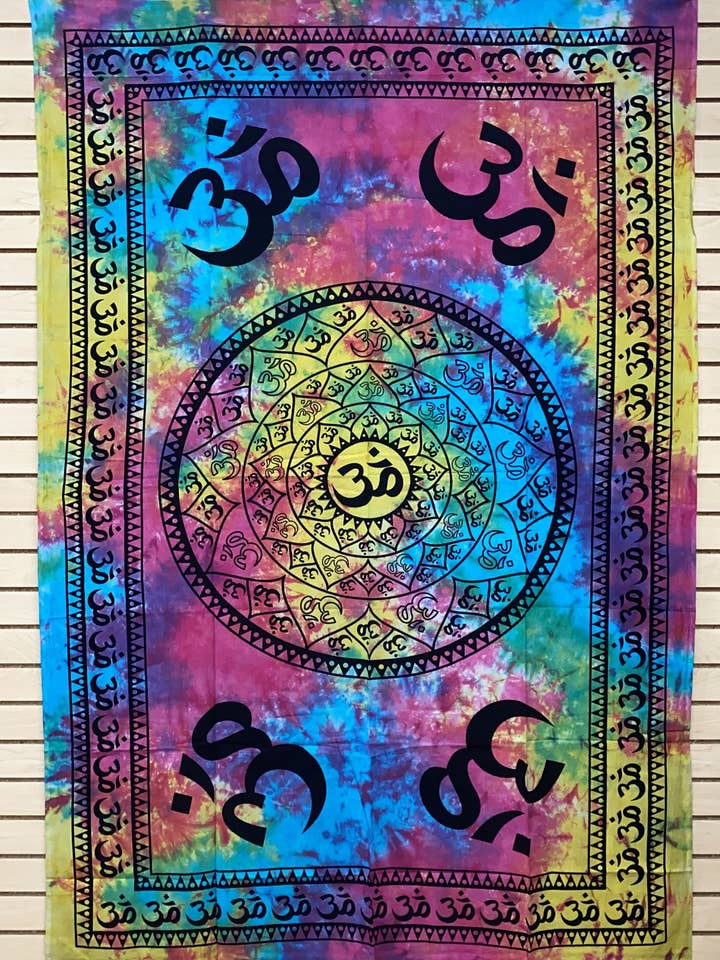 Tie-Dye Om Lotus Flower Mandala Tapestry for engroshandel hos Katmandu Trading Co.
