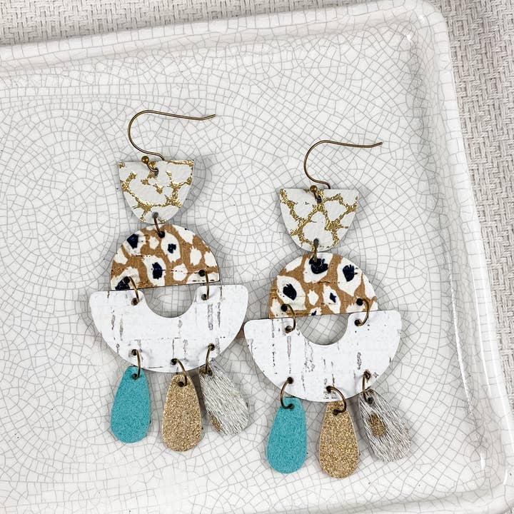 Anabelle+Oak - Vendita all'ingrosso Orecchini pendenti - Lampadari bianchi e turchesi | orecchini grandi in pelle leopardata2