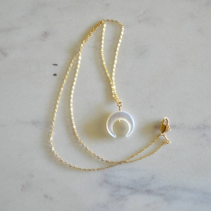 Salty But Sweet - Vente Colliers à pendentif - Collier en forme de croissant en nacre4
