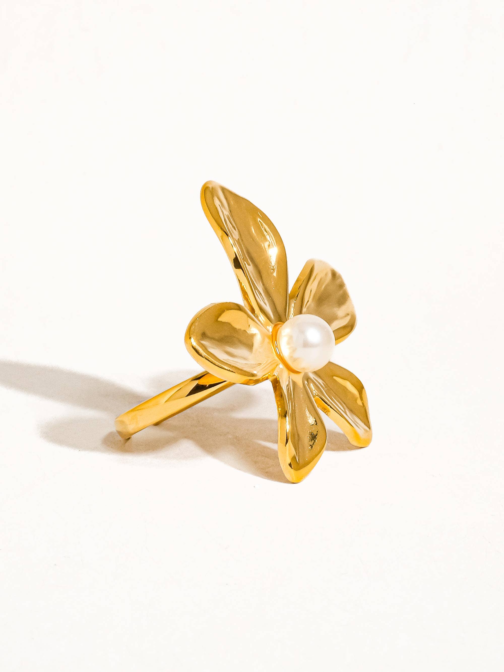 Flânerie by MAIQ – wholesale Cocktail/statement ring – Killian 18K Gold Non-Tarnish Pearl Flower Ring4
