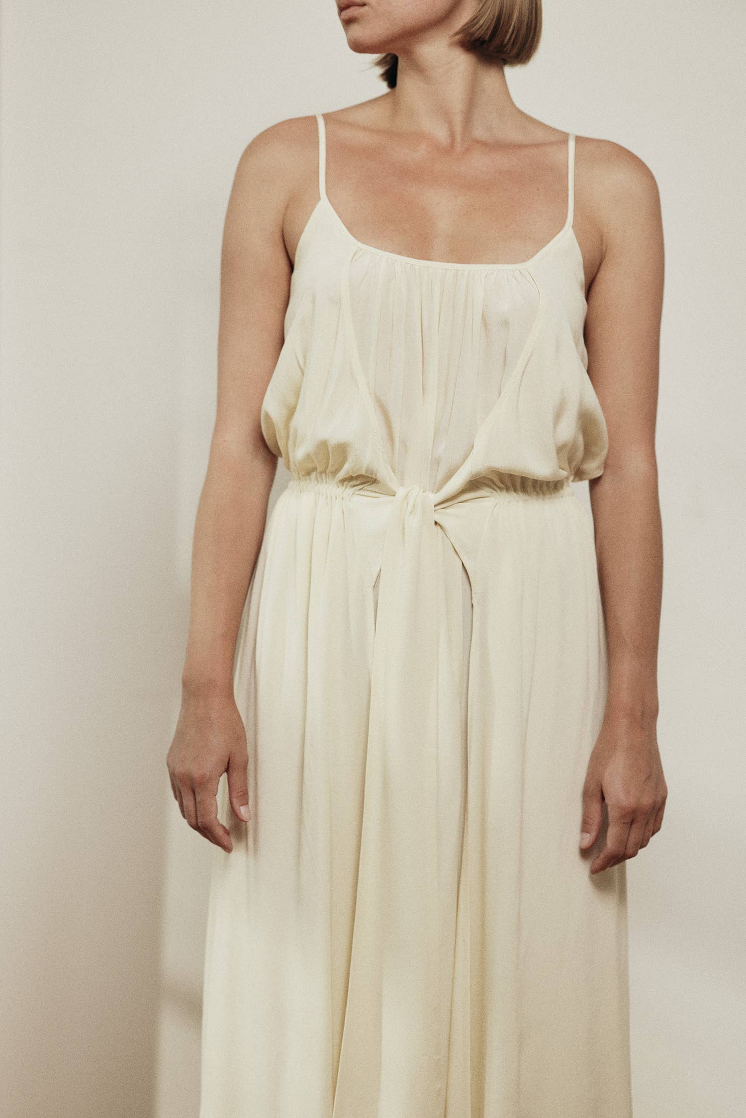 Cream Maxikleid mit Bindeband vorne für den Großhandel auf Faire5