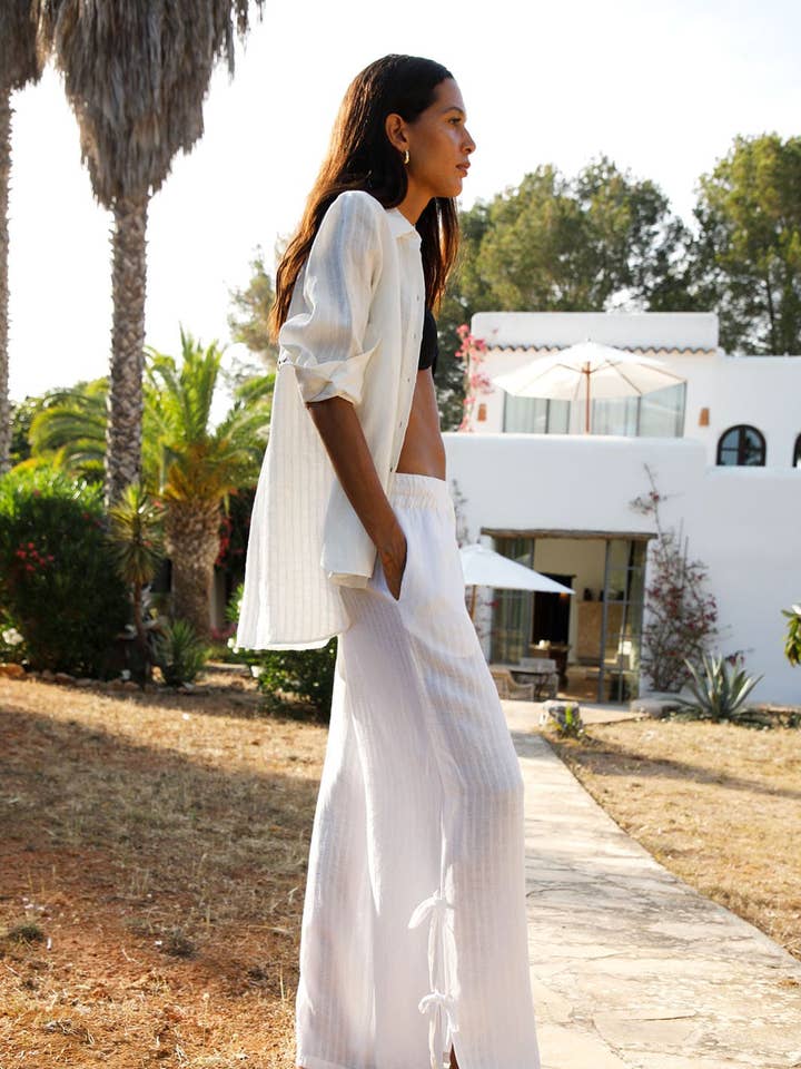 La chemise surdimensionnée Gina en blanc cassé pour la vente par arkitaip