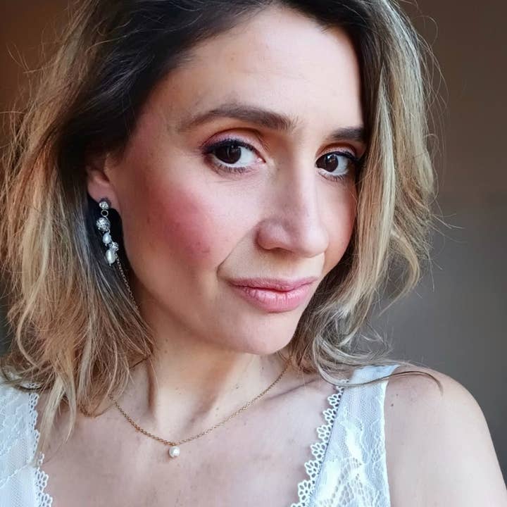 Cultured pearl drop earrings with gold or silver finish. for wholesale by L'atelier du 6