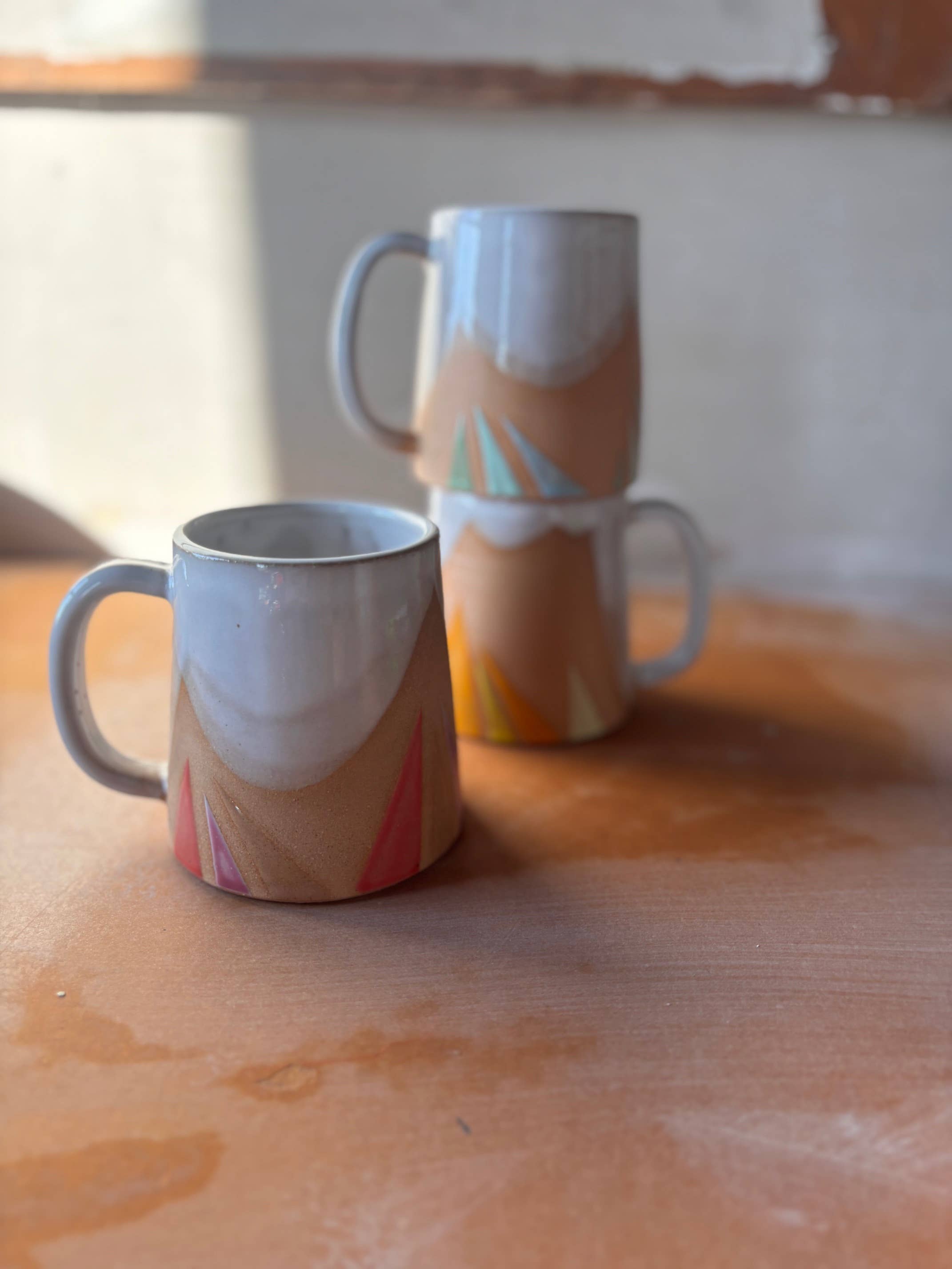 ROB Ceramics – wholesale Kaffekoppar – Handgjord keramikmugg med geometriskt triangelmotiv4