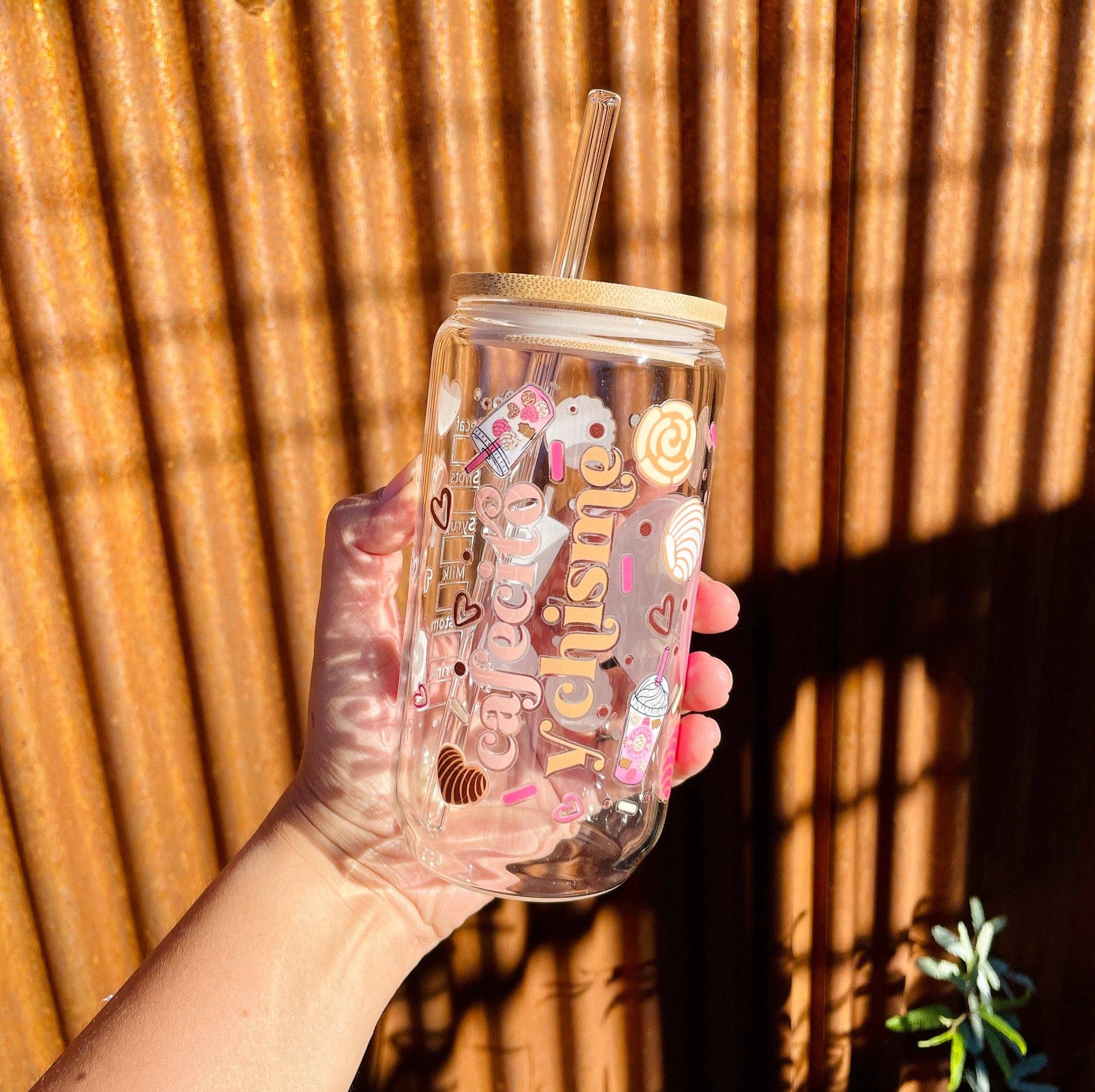 Las Changuis Tianguis - Wholesale Drinking Glass/Cup - Cafecito y Chisme 16oz Conchita Cup1