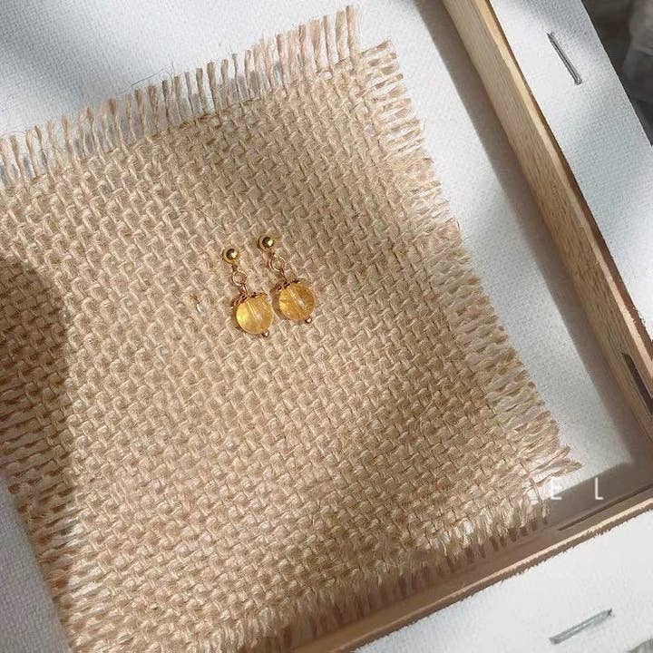 Haengseongworkshop - Venta al por mayor Pendientes colgantes - Pendientes de tuerca con forma de flor pequeña de filigrana, citrino amarillo natural, chapados en oro de 18 quilates2