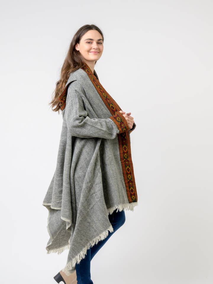 Rhea hættetrøje lang jakke med kant, uld poncho hættetrøje for engroshandel hos Rhea