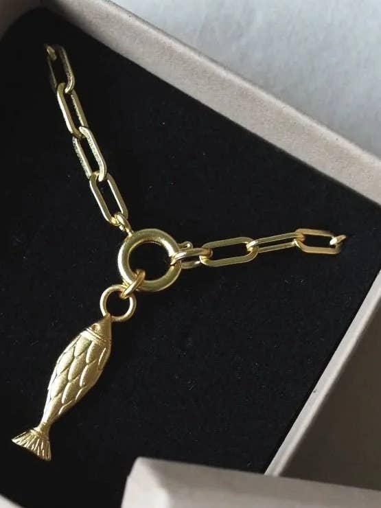 Collana con ciondolo a forma di pesce dorato amichevole per la vendita all'ingrosso da parte di Roake Studio