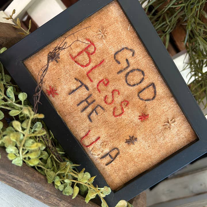 Fait main « Que Dieu bénisse les États-Unis » — Sampler primitif américain pour la vente par Colonial House Primitives