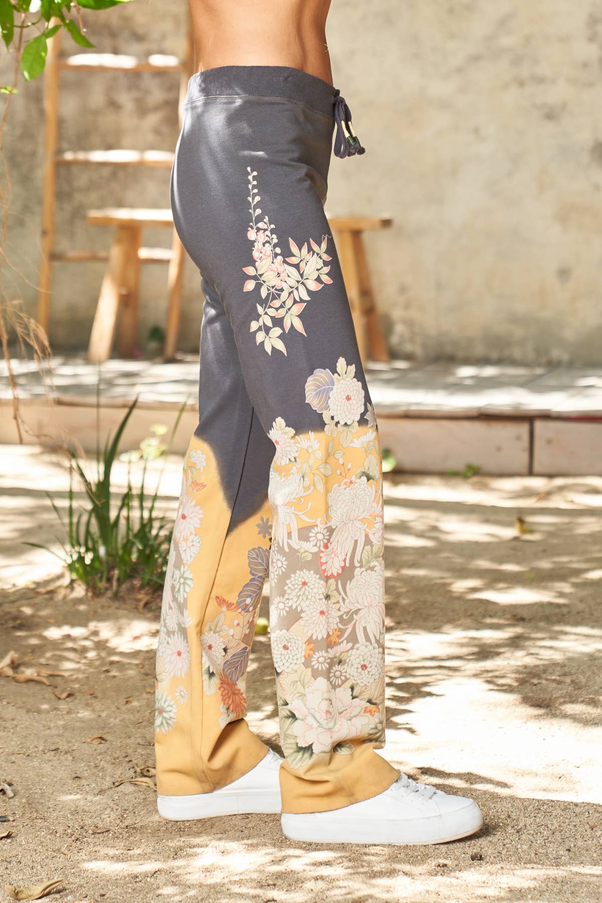 Charbon Pantalon de détente à imprimé floral en molleton français avec ourlet brut 4358-MCP en vente sur Faire9