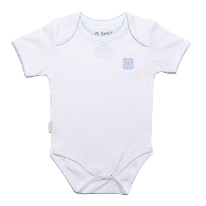 Onesie à manches courtes - Blanche avec bordure bleue pour la vente par A Dodo Baby