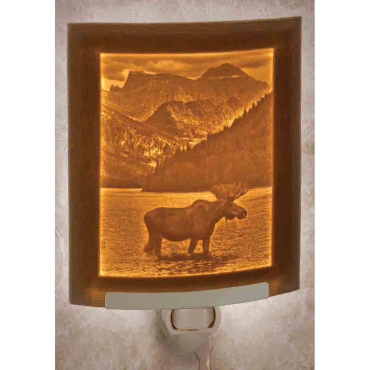 Veilleuse en lithophane en porcelaine Majestic Moose pour la vente par The Porcelain Garden Inc.