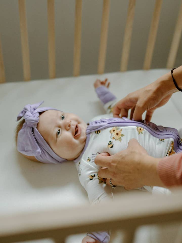 Macacão com Folhos e Punhos Reversíveis - Abelha da Primavera por atacado de Peaks & Valleys Baby