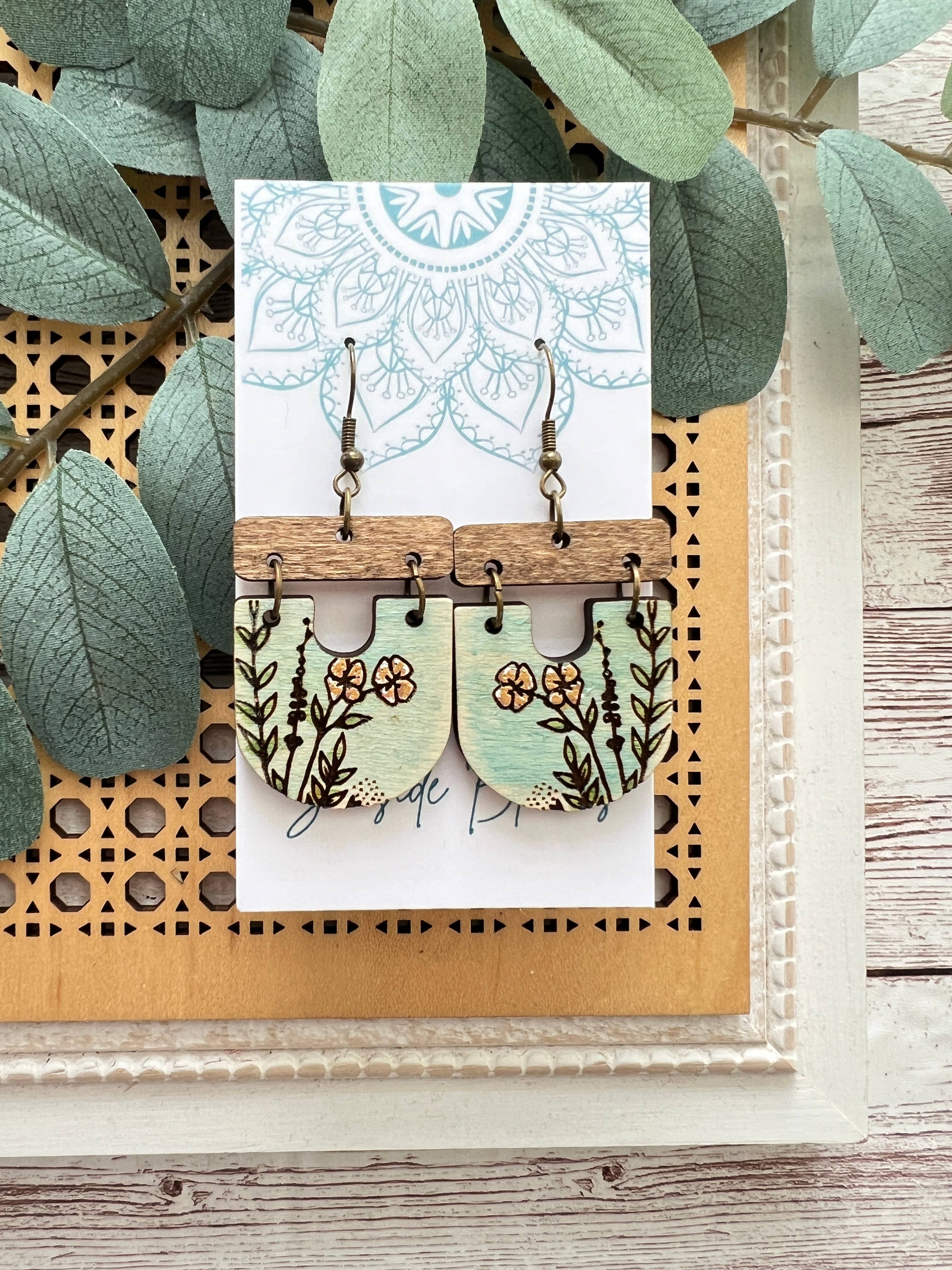 Seasideblooms - Venta al por mayor Pendientes colgantes - Pendientes bohemios de madera de arce con flores pintadas a mano, ligeros2