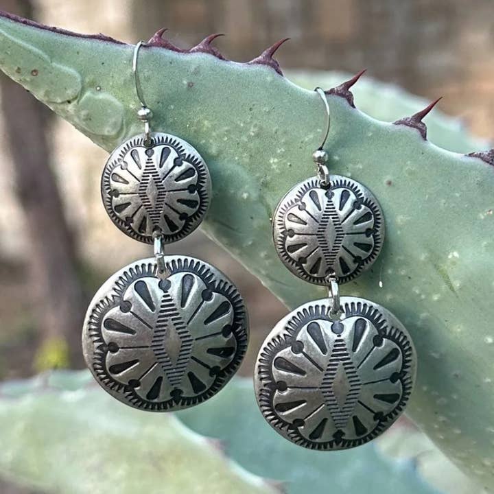 J.Forks Designs – wholesale Hängande örhängen – 17257 Dubbel Concho-örhänge0