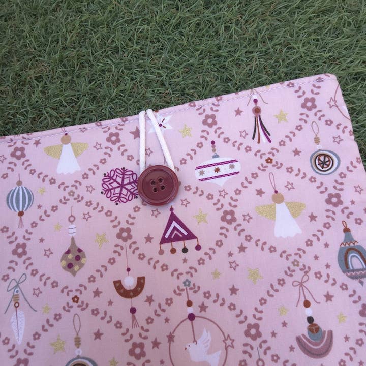 Copertina di libro imbottita natalizia, palline per albero, sfondo rosa per la vendita all'ingrosso da parte di laubelgo