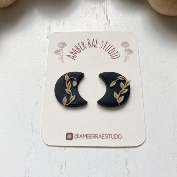 Amber Rae Studio - Venta al por mayor Pendientes de botón/aretes de poste - Pendientes de tuerca de luna frondosa | Pendientes de arcilla polimérica | Aretes de luna | Pendientes de luna de hoja negra