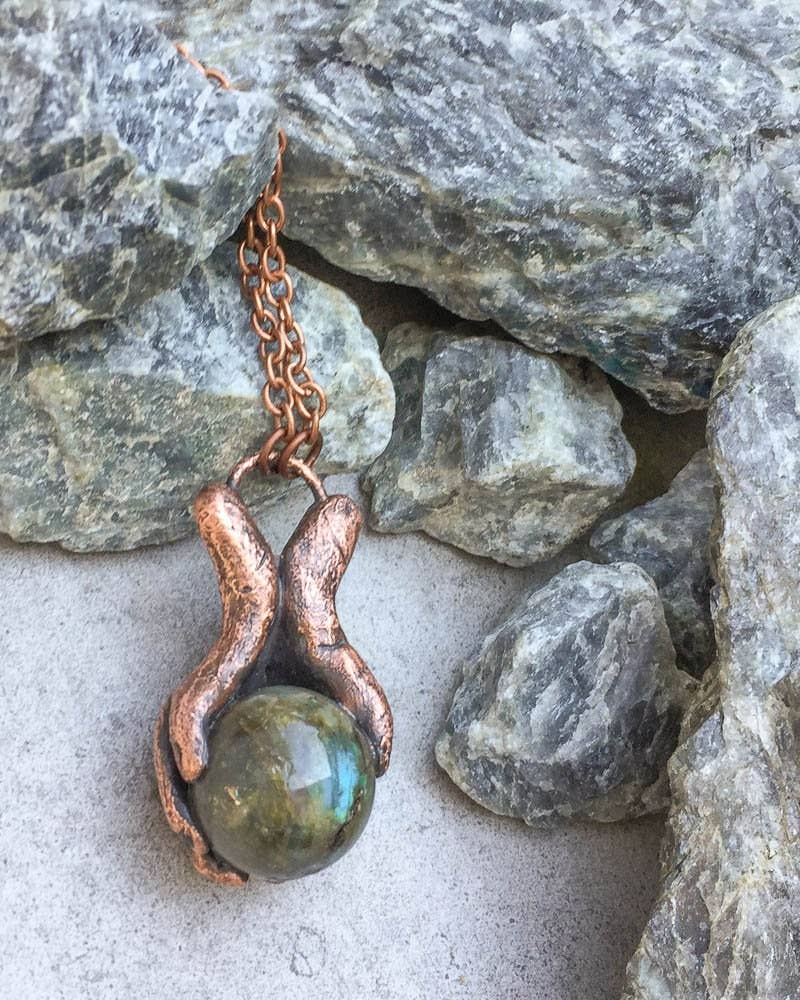 Glorious Healing Crystals - Venta al por mayor Collares con colgantes/abalorios - Colgante de manos curativas mágicas de labradorita esculpido a mano3