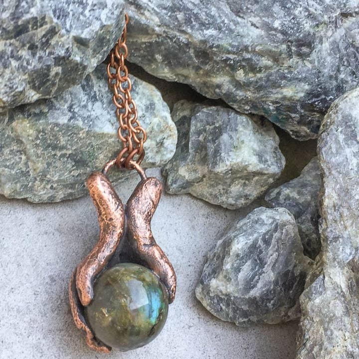 Glorious Healing Crystals - Venta al por mayor Collares con colgantes/abalorios - Colgante de manos curativas mágicas de labradorita esculpido a mano3