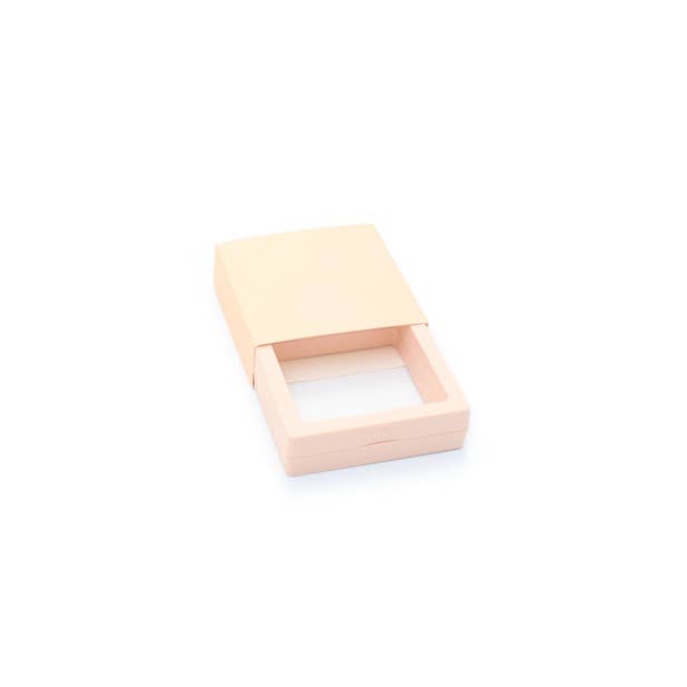 Inca UK – Großhandel Geschenkboxen – Hellrosa Kunststoff-PE-Folienbox mit Kartonhülle. 7x7x2,1 cm3