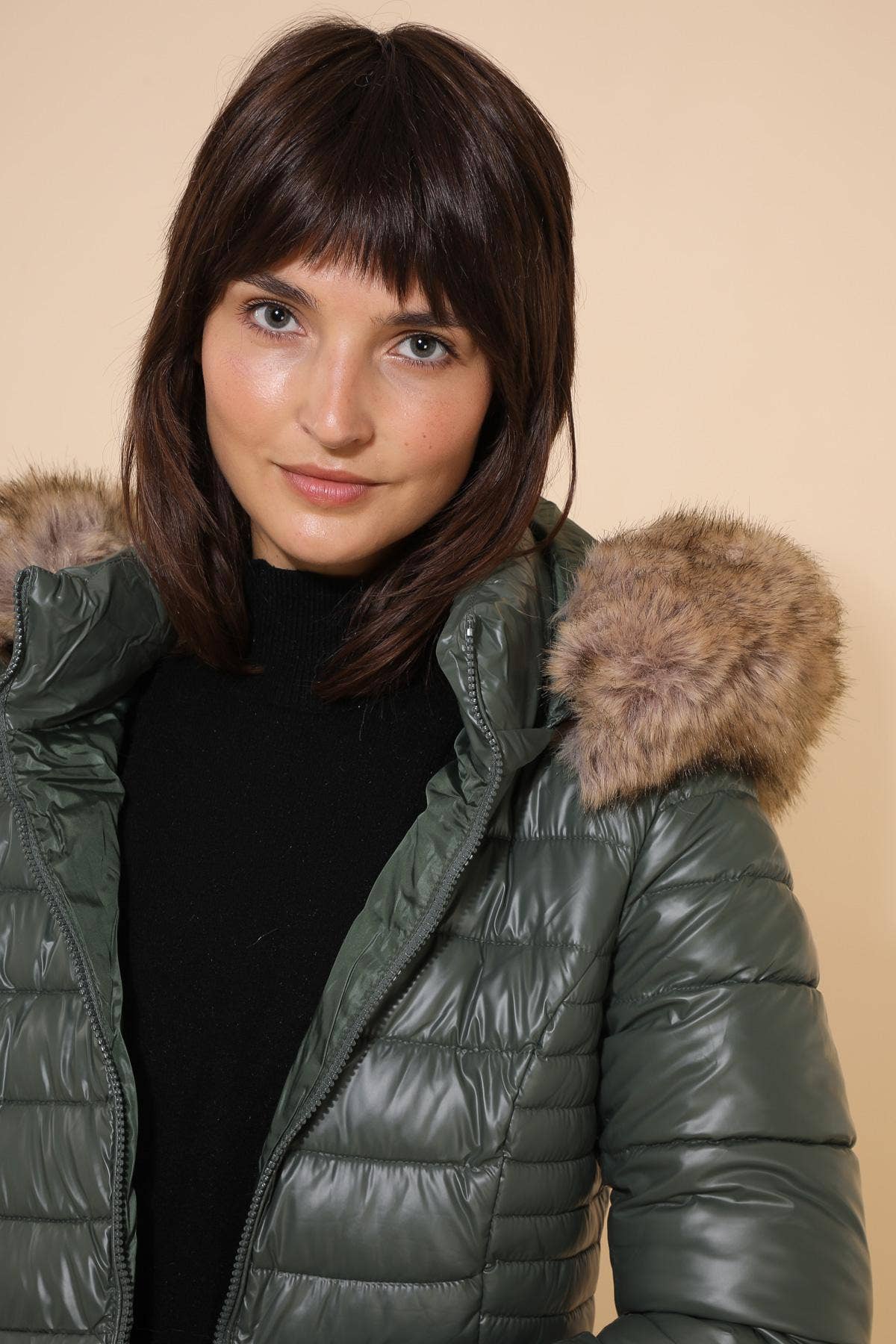 Attrait Paris - Wholesale Jacket - Women's - Metallic short puffer jacket with faux fur hood17