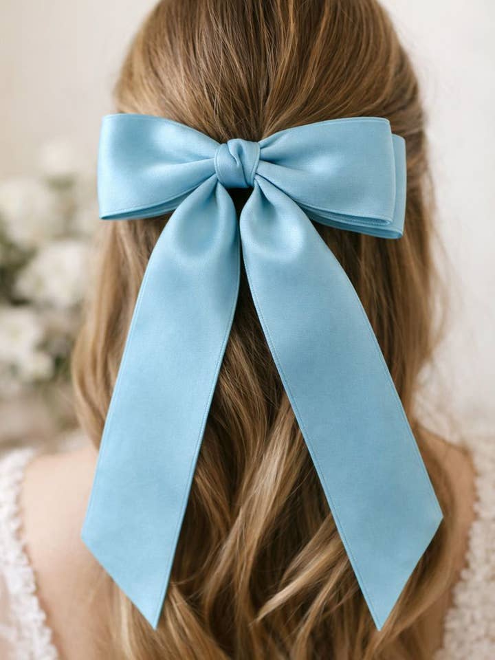 Lyseblå sløjfe i satin med dobbelt sløjfe og klips for engroshandel hos Whim and Whimsy Gift Co.