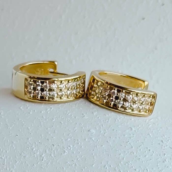 Orecchino a cerchio Huggie Sophia per la vendita all'ingrosso da parte di Rand Design