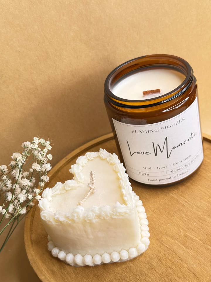 Kærlighedsøjeblikke Aromaterapi Lys | Oud Rose Geranium Sojavoks for engroshandel hos Flaming Figures
