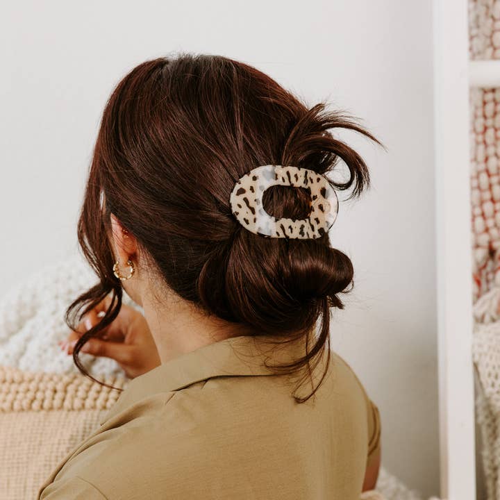 TELETIES - Wholesale Hair Clip - Women's - Round Flat Hair Clip | Medium | Blonde Tortoise