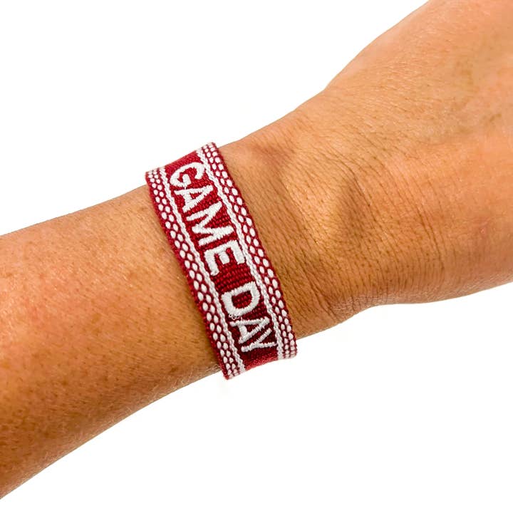 Savvy Bling – wholesale Vävt/flätat armband – Bourgogne Maroon Game Day broderat armband1