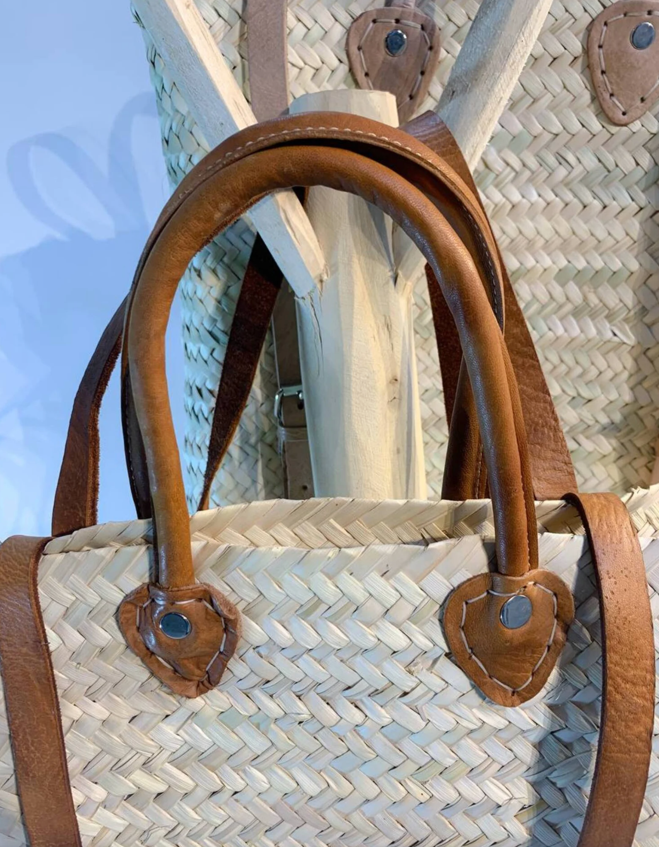 ProHandmadeDesign – Großhandel Strandtaschen – Eleganter Strohrucksack mit verstellbaren Lederhenkeln – stilvoller Strandkorb6